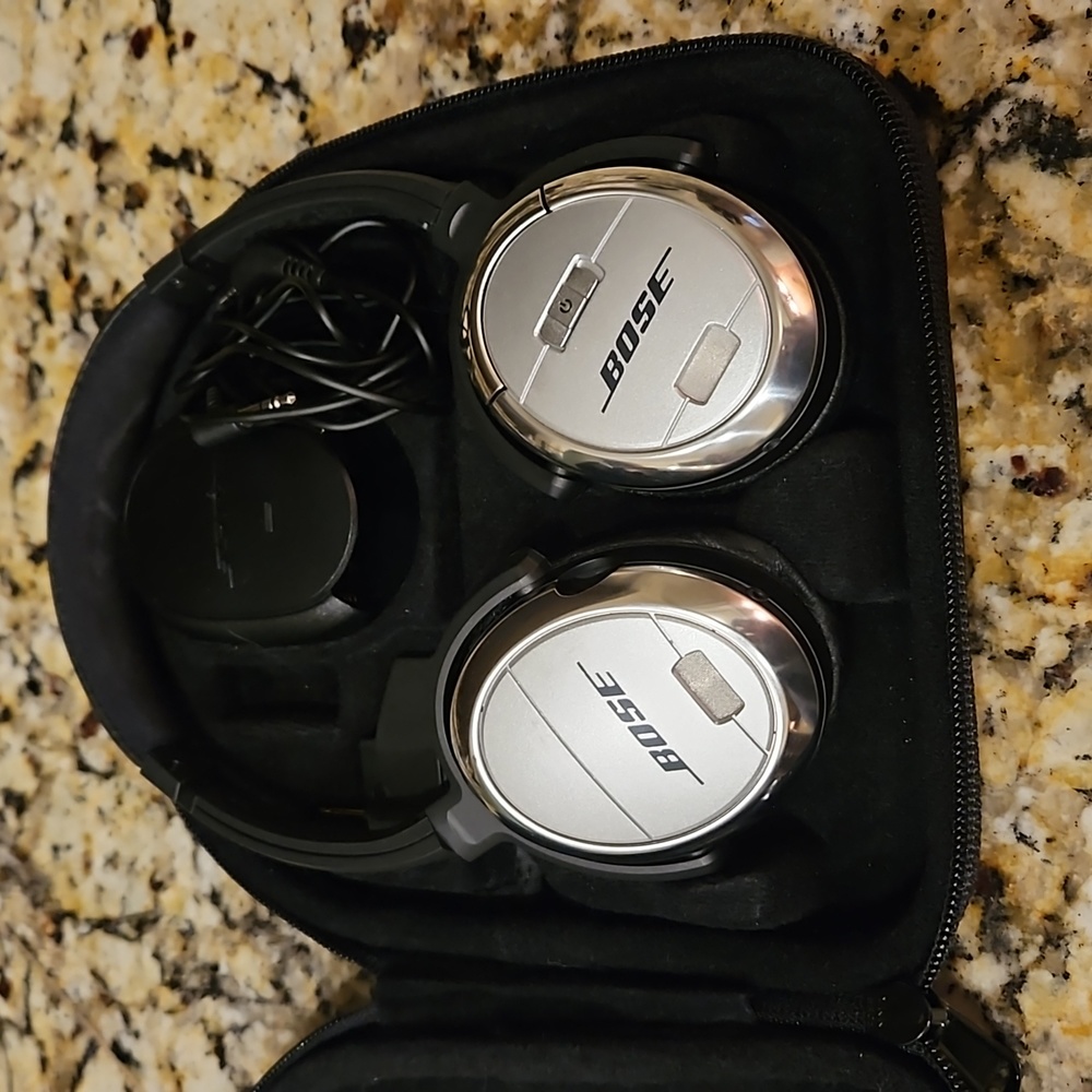 Bose Acoustic noise cancelling headphones wire.